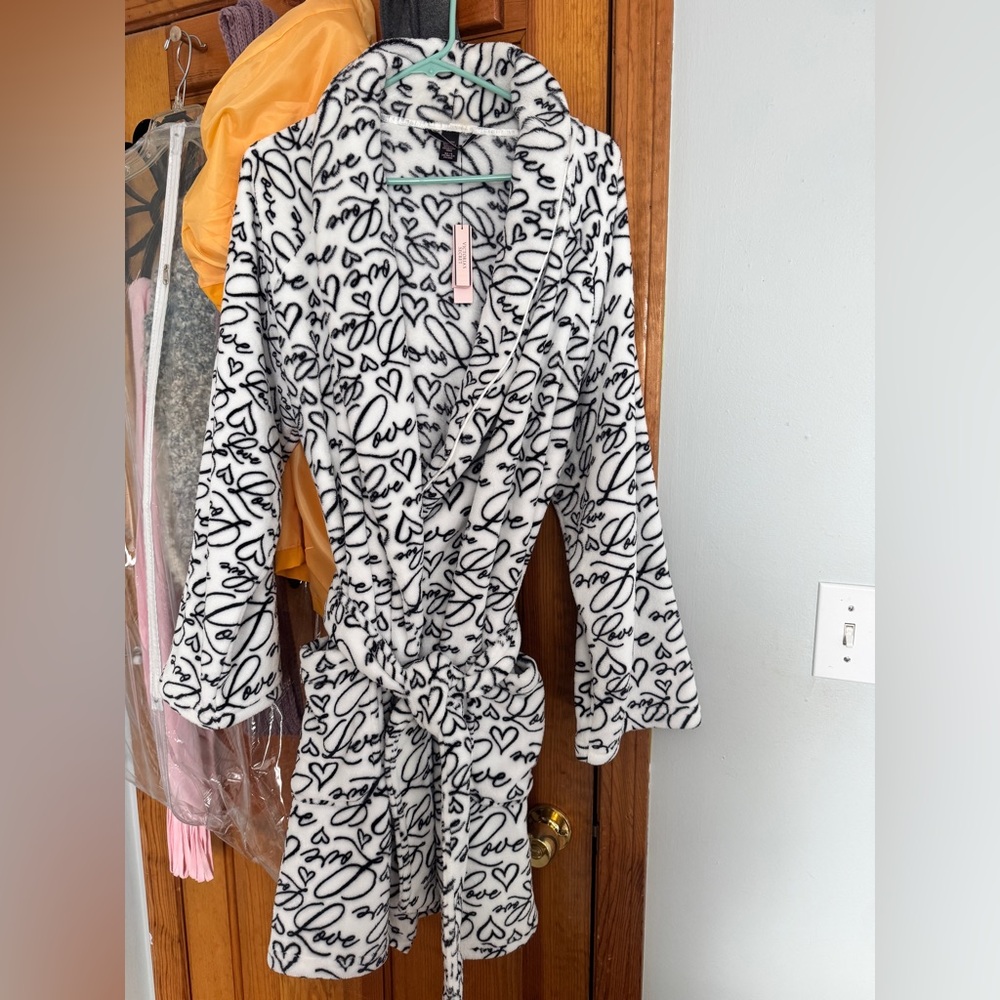 Victoria’s Secret bathrobe NWT med/large